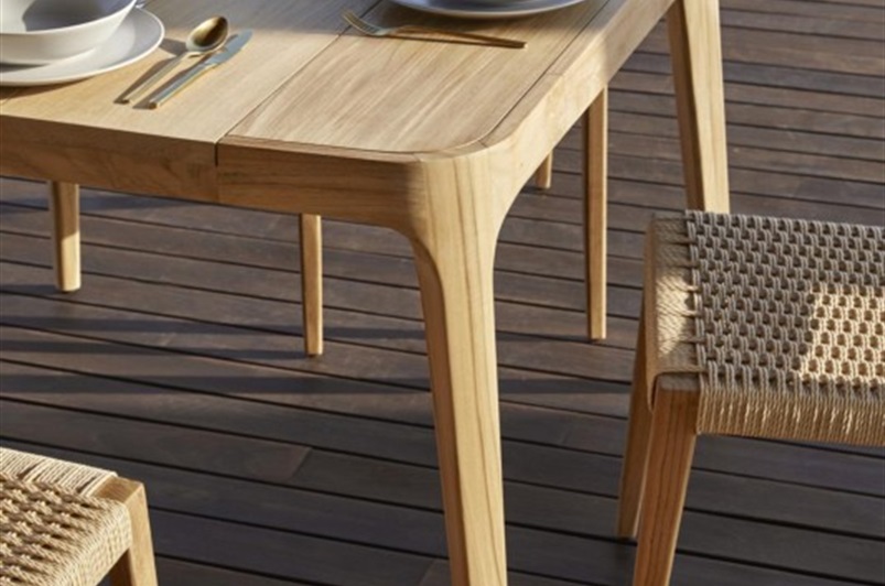 Teak with adjustable legs